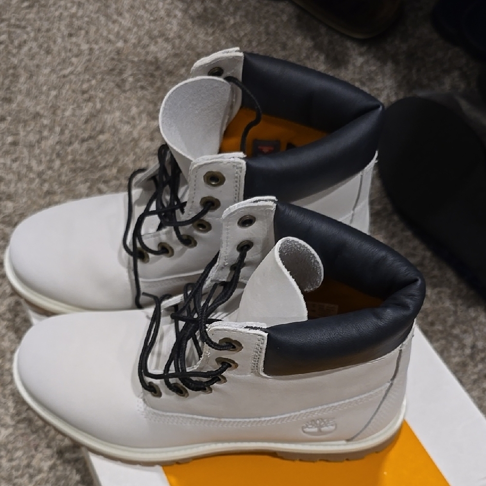 NEW ***Timberland Lace Up Water Proof Women's White Leather Boots SIZE 9